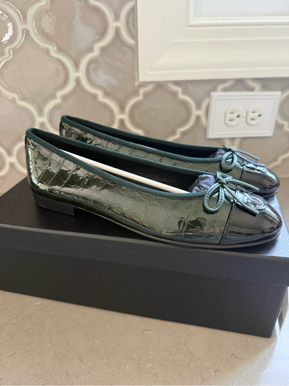 BNWT Chanel 26A Croc Embossed Patent DK Green/Black Ballet Flat Size 37.5 - Picture 1 of 11
